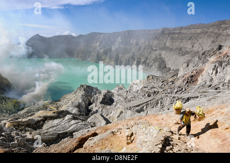 L'extraction du soufre sur le Kawah Ijen, dans l'Est de Java, Indonésie Banque D'Images