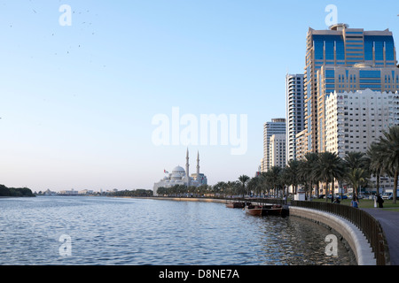 Coucher du soleil à la crique, la Mosquée Al Noor, l'Émirat de Sharjah, Émirats arabes unis Banque D'Images