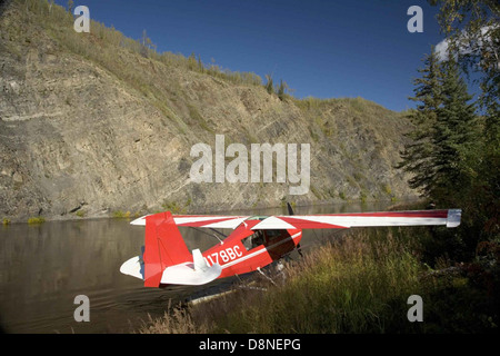 Avion à jet d'eau performant près d'un lac, montrant la capacité de l'avion à décoller et atterrir sur l'eau. Le design épuré et la vitesse du jet en font un véhicule unique pour le vol sur l'eau. Banque D'Images