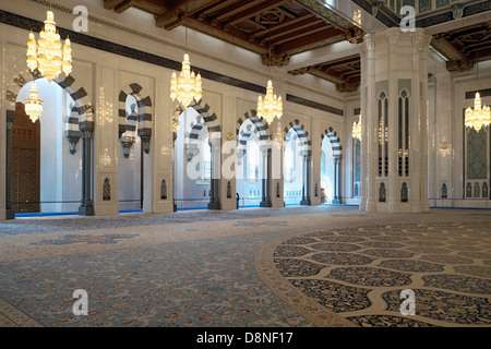 Salle de prière, Grande Mosquée Sultan Qaboos, Muscat, Sultanat d'Oman, au Moyen-Orient Banque D'Images