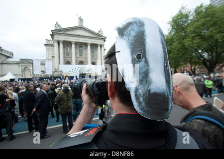 London UK. 1er juin 2013. Les manifestants et les militants du bien-être des animaux à l'extérieur de l'assemblage de Tate Gallery de mars à Westminster contre plans controversés par le gouvernement d'introduire l'abattage blaireau visant à lutter contre la tuberculose chez les bovins Crédit : amer ghazzal/Alamy Live News Banque D'Images