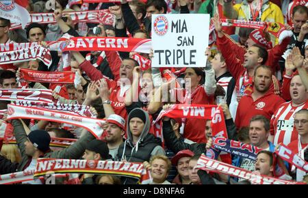 Berlin, Allemagne. 1er juin 2013. Les partisans de Munich pour encourager leur équipe avant la finale de la Coupe DFB Allemand soccerh entre FC Bayern Munich et le VfB Stuttgart au Stade Olympique de Berlin, Allemagne, 01 juin 2013. Photo : Maurizio Gambarini/dpa Banque D'Images