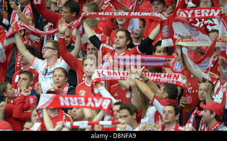 Berlin, Allemagne. 1er juin 2013. Les partisans de Munich pour encourager leur équipe avant la finale de la Coupe DFB Allemand soccerh entre FC Bayern Munich et le VfB Stuttgart au Stade Olympique de Berlin, Allemagne, 01 juin 2013. Photo : Maurizio Gambarini/dpa Banque D'Images