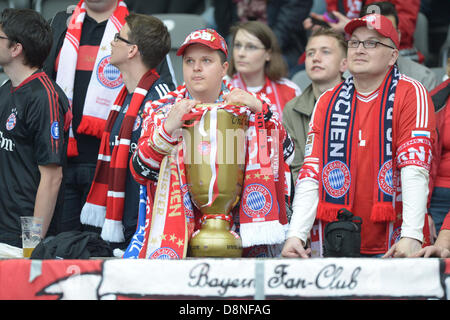 Berlin, Allemagne. 1er juin 2013. Les partisans de Munich sont en attente pour le début de la finale de la Coupe DFB Allemand soccerh entre FC Bayern Munich et le VfB Stuttgart au Stade Olympique de Berlin, Allemagne, 01 juin 2013. Photo : Maurizio Gambarini/dpa Banque D'Images