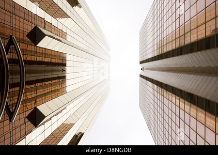 Façades de couleur cuivre, Sheikh Zayed Road, DUBAÏ, ÉMIRATS ARABES UNIS