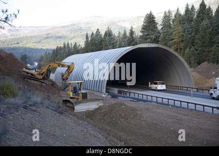 Traversée de passerelle pour la faune en construction de l'autoroute. Banque D'Images