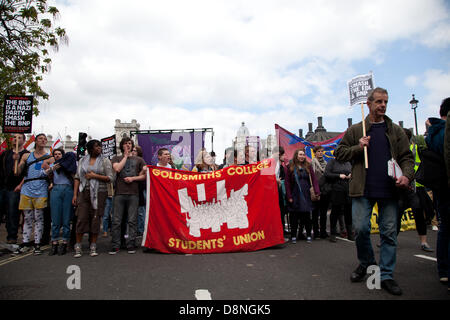 Londres, Royaume-Uni. 1er juin 2013. Des manifestants anti-fascistes se rassemblent à l'extérieur du Parlement à des protestations et bloquer un mars par le British National Party partisans. Credit : Nelson Pereira/Alamy Live News Banque D'Images