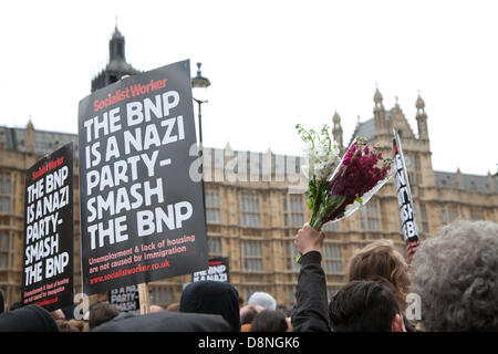 Londres, Royaume-Uni. 1er juin 2013. Des manifestants anti-fascistes se rassemblent à l'extérieur du Parlement à des protestations et bloquer un mars par le British National Party partisans. Credit : Nelson Pereira/Alamy Live News Banque D'Images