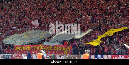 Berlin, Allemagne. 1er juin 2013. Les partisans de Munich célébrer au cours de la finale de la Coupe DFB Allemand soccerh entre FC Bayern Munich et le VfB Stuttgart au Stade Olympique de Berlin, Allemagne, 01 juin 2013. Photo : Maurizio Gambarini/dpah.)  + + +( Banque D'Images