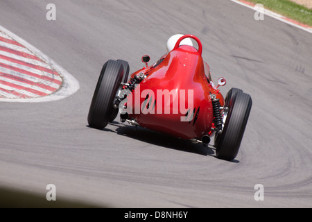 Vue arrière de Ferrari 246 Dino formule classique 1 à Brands Hatch, conduisant par Stirling bend. Banque D'Images