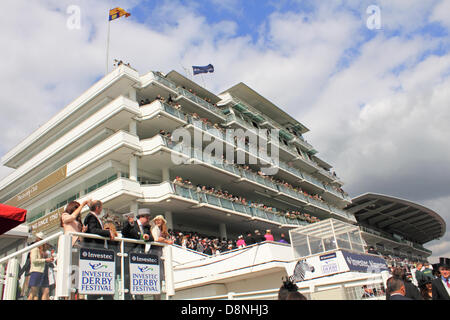 Epsom Downs Surrey UK. 1er juin 2013. Derby Day 2013 à Epsom, parrainé par Investec. La célèbre grande tribune à la course de chevaux, la plus riche et la plus prestigieuse de la cinq classiques. La distance de course de Derby est 1m 4f 10y (2 423 m), c'est un ouvert à trois ans poulains et pouliches pur-sang. Cette année, remporté par aucune règle 12 du monde formés par Aidan O'Brien, monté par Ryan Moore. Credit : Jubilé Images/Alamy Live News Banque D'Images