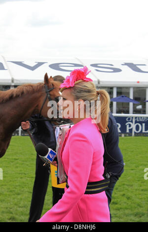 Epsom Downs Surrey UK. 1er juin 2013. Derby Day 2013 à Epsom, parrainé par Investec. Course de Channel 4 presenter Emma Spencer à la course de chevaux, les plus riches et les plus prestigieux du pays cinq classiques. La distance de course de Derby est 1m 4f 10y (2 423 m), c'est un ouvert à trois ans poulains et pouliches pur-sang. Cette année, remporté par aucune règle 12 du monde formés par Aidan O'Brien, monté par Ryan Moore. Credit : Jubilé Images/Alamy Live News Banque D'Images