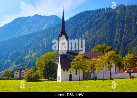 Village Alpes paysage sur la cathédrale. Banque D'Images