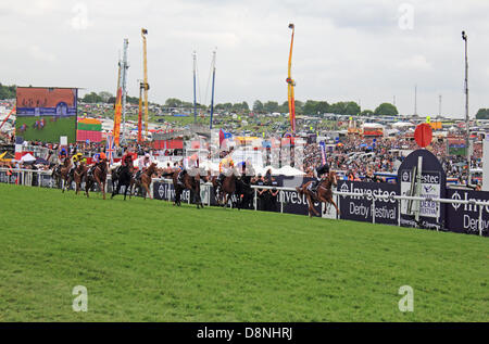 Epsom Downs Surrey UK. 1er juin 2013. Derby Day 2013 à Epsom, parrainé par Investec. Les plus riches du Royaume-Uni course de chevaux, et le plus prestigieux du pays de cinq classiques. La distance de course de Derby est 1m 4f 10y (2 423 m), c'est un ouvert à trois ans poulains et pouliches pur-sang. Cette année, remporté par aucune règle 12 du monde formés par Aidan O'Brien, monté par Ryan Moore vu ici d'atteindre la ligne d'arrivée. Credit : Jubilé Images/Alamy Live News Banque D'Images