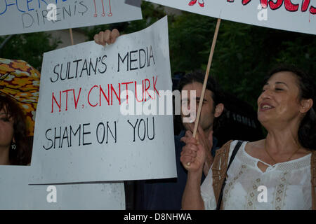 Athènes, Grèce, le 1 juin 2013. Protestation des Turcs en dehors de leur ambassade à l'encontre de la récente répression en Turquie. Les hommes et les femmes a tenu des pancartes anti-gouvernement et crié des slogans contre le gouvernement turc et les médias. Credit : Nikolas Georgiou / Alamy Live News Banque D'Images