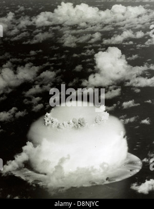 Champignon atomique avec les navires ci-dessous lors de l'opération Crossroads les essais d'armes sur l'atoll de Bikini Banque D'Images