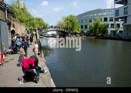 Regents Canal à Londres, au Royaume-Uni, par une journée ensoleillée, occupé à la foule. Banque D'Images