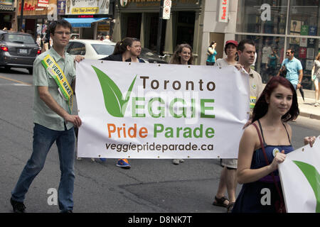 Toronto, Canada. 1er juin 2013. Les participants du défilé de la Veggie Pride marchant sur la rue Yonge, 1 juin 2013 à Toronto, Canada. Banque D'Images