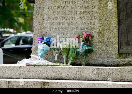 Le monument commémoratif de guerre dans le centre de Harpenden, Hertfordshire, Royaume-Uni. Banque D'Images