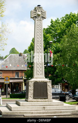 Le monument commémoratif de guerre dans le centre de Harpenden, Hertfordshire, Royaume-Uni. Banque D'Images