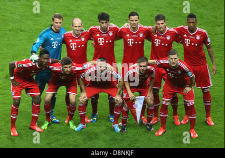 Berlin, Allemagne. 1er juin 2013. De Munich (à l'arrière, L-R) gardien de but Manuel Neuer, Arjen Robben, Javier Martinez, Daniel van Buyten, Mario Gomez, Jérôme Boateng (avant, L-R) David Alaba, Thomas Mueller, Franck Ribery, Philipp Lahm et Bastian Schweinsteiger posent pour une teamphoto avant la finale de la Coupe DFB Allemand soccerh entre FC Bayern Munich et le VfB Stuttgart au Stade Olympique de Berlin, Allemagne, 01 juin 2013. Photo : Hannibal/dpaf-t Banque D'Images