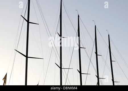 Mâts des voiliers de la classe Super Series, Port Americas Cup, port, Valencia, Espagne Banque D'Images