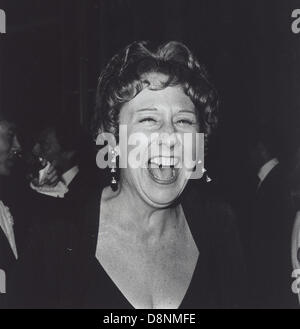 PHOTO - JEAN STAPLETON, le vétéran de la scène et du film plus connu comme Archie Bunker si durement éprouvées épouse Edith dans la série TV "Tous" dans la famille, est mort vendredi 31 mai 2013 à son domicile à New York. Elle était de 90. Sur la photo : le 29 décembre 1973 - New York, New York, États-Unis - JEAN STAPLETON à la fête après la première de "A Moon For the Misbegotten.' (image Crédit : © Globe Photos/ZUMAPRESS.com) Banque D'Images