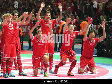 Berlin, Allemagne. 1er juin 2013. Joueur de Munich (L-R) Anatoliy Tymoshchuk, Javier Martinez, Thomas Mueller, Mario Mandzukic, Bastian Schweinsteiger et Daniel van Buyten célébrer après avoir remporté la finale de la Coupe DFB Allemand soccerh entre FC Bayern Munich et le VfB Stuttgart au Stade Olympique de Berlin, Allemagne, 01 juin 2013. Photo : Kay Nietfeld/dpaf à temps partiel).ther utilisation et publica Banque D'Images