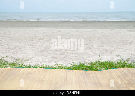 Tapis en bambou sur la plage Banque D'Images