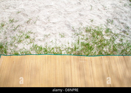 Tapis en bambou sur la plage Banque D'Images