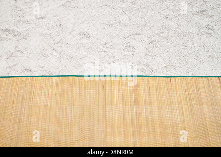 Tapis en bambou sur la plage Banque D'Images