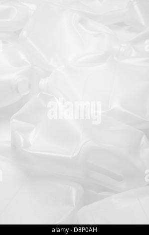 Les contenants de lait en plastique recyclable nécessité de recycler l'énergie limitée en raison de l'approvisionnement en pétrole devenir semi-cristallin d'enfouissement des déchets Banque D'Images