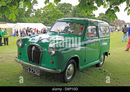 Molesey Carnaval, Surrey, UK. Samedi 1er juin 2013. Austin A35 van peint dans la livrée de Bentalls, un magasin et un centre commercial dans les environs de Kingston upon Thames. Plus de photos de Molesey Carnival de années précédentes sur le site principal. Banque D'Images