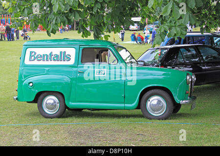 Molesey Carnaval, Surrey, UK. Samedi 1er juin 2013. Austin A35 van peint dans la livrée de Bentalls, un magasin et un centre commercial dans les environs de Kingston upon Thames. Plus de photos de Molesey Carnival de années précédentes sur le site principal. Banque D'Images