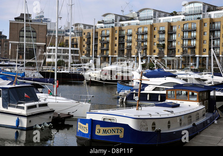 Saint Katharine Docks, marina et propriétés, près de Tower Bridge, Londres, Angleterre, Royaume-Uni. Banque D'Images