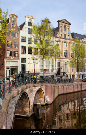 Pont et maisons le long du canal Herengracht dans la ville d'Amsterdam, Hollande. Banque D'Images