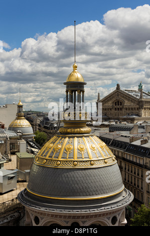 Les dômes dorés du grand magasin Le Printemps, à l'arrière de l'Opéra Garnier en arrière-plan, Paris, France Banque D'Images