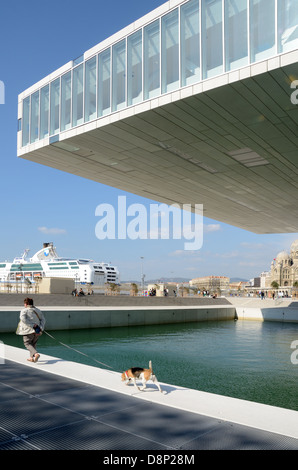 Femme Chien À Pied Devant Le Centre D'Exposition Villa Mediterranée Conçu Par Stefano Boeri Marseille Provence France Banque D'Images