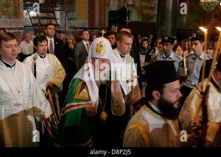 Athènes, Grèce. 1er juin 2013. Le patriarche orthodoxe russe Kirill J'assiste à une liturgie à l'église de Saint Panteleimonas à Athènes. Patriarche de Moscou et de toutes les Rus' Kirill I, est en Grèce pour une visite officielle de 7 jours. ARISTIDIS Crédit : VAFEIADAKIS/Alamy Live News Banque D'Images