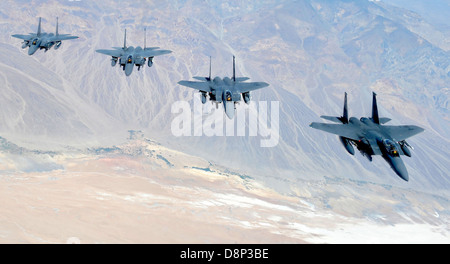 US Air Force F-15E Strike Eagle fighters volent en formation, 21 juin 2011 à Fort Irwin, CA. Banque D'Images