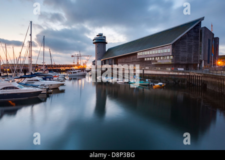 L'aube à quai avec la découverte du Musée Maritime National de Falmouth en arrière-plan. Banque D'Images