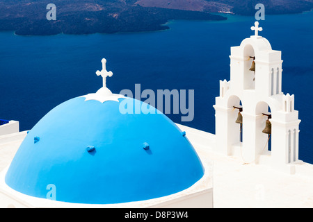 Eglise du Dôme bleu à Firostefani près de Fira sur l'île de Thira Santorini Grèce Banque D'Images