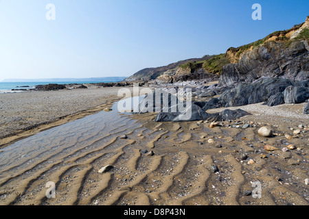 Ondulation sur Hemmick Beach Cornwall England UK Banque D'Images