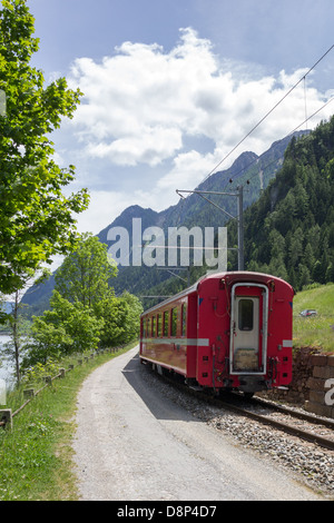 Swiss Mountain train Bernina Express de Tirano à St.Moritz Banque D'Images