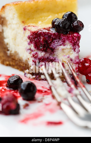 Tranche de gâteau au fromage avec fruits des topping Banque D'Images