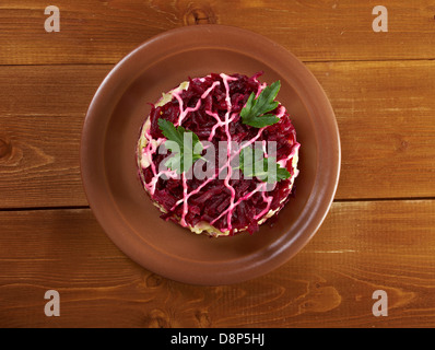 Salade russe traditionnelle avec hareng salé et de betterave -Selyodka Pod Shuboy habillé (Hareng) Banque D'Images