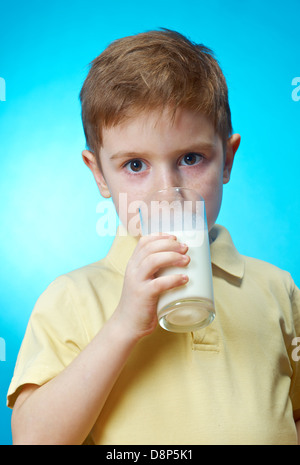 Petit garçon mange des pie et verre de lait Banque D'Images