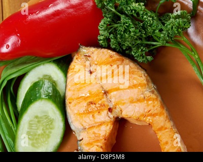 Délicieux steak de saumon grillé avec des légumes .libre Banque D'Images