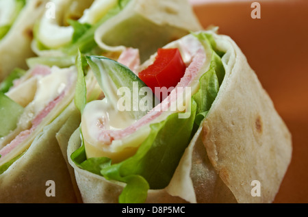 Club sandwich sain de pain pita avec rouleau de jambon,fromage,le persil Banque D'Images