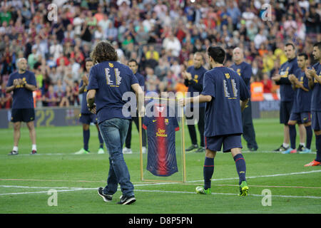 Barcelone, Espagne. 1er juin 2013. Dernière journée de la Liga 2012-13 saison. Photo montre Carles Puyol et Xavi Hernandez lors d'adieu Abidal après match FC Barcelone v Malaga au Camp Nou. Credit : Action Plus Sport Images/Alamy Live News Banque D'Images